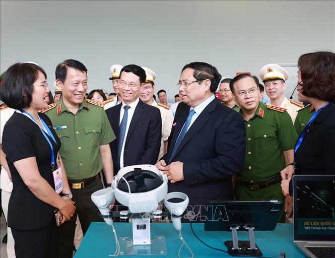Thủ tướng Phạm Minh Chính tham quan gian hàng trưng bày sản phẩm công nghệ. Ảnh: Dương Giang-TTXVN 
