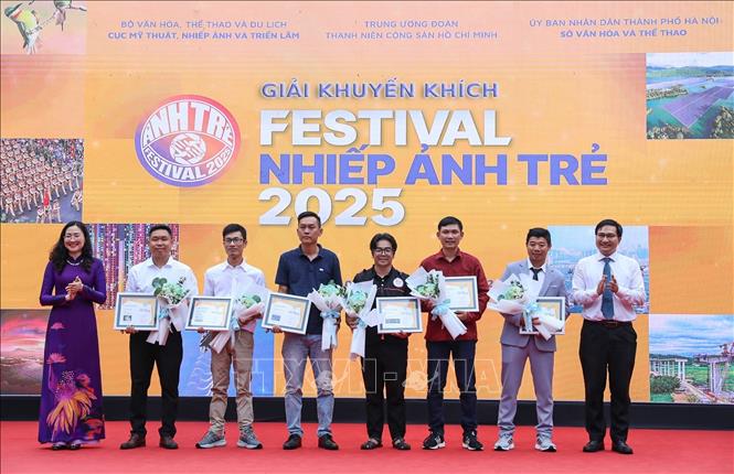 Trao giải khuyến khích cho các nhiếp ảnh trẻ. Ảnh: Khánh Hoà - TTXVN