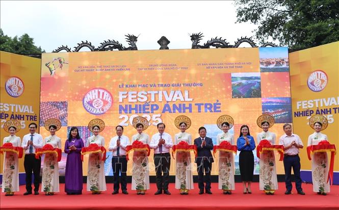 Các đại biểu cắt băng Khai mạc Triển lãm ảnh tại Festival Nhiếp ảnh trẻ 2025. Ảnh: Khánh Hoà - TTXVN