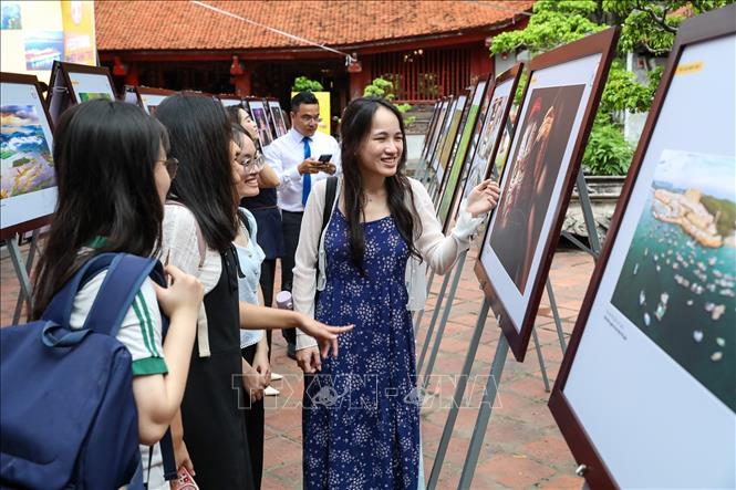Người dân tham quan Triển lãm tại Festival Nhiếp ảnh trẻ 2025. Ảnh: Khánh Hoà - TTXVN