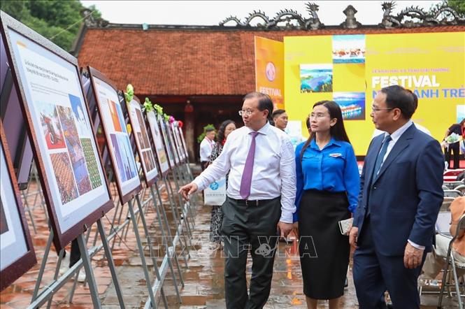 Các đại biểu tham quan Triển lãm. Ảnh: Khánh Hoà - TTXVN