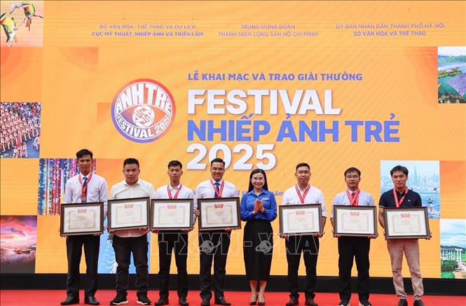 Bà Nguyễn Phạm Duy Trang, Bí thư Ban Chấp hành Trung ương Đoàn trao bằng khen cho các nhiếp ảnh gia trẻ. Ảnh: Khánh Hoà - TTXVN