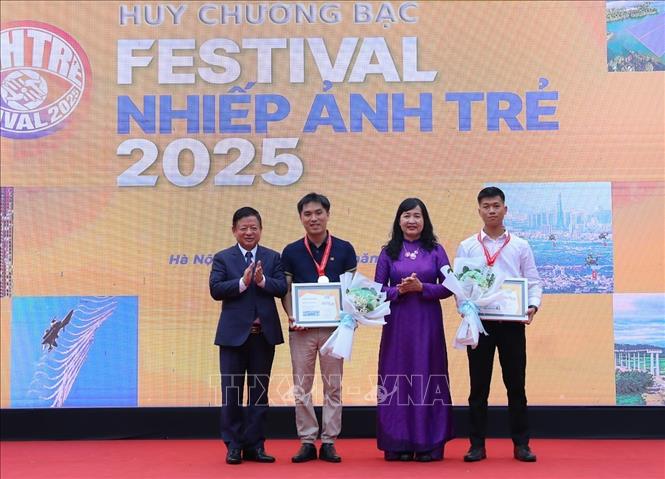 BTC trao Huy chương bạc cho các nhiếp ảnh trẻ. Ảnh: Khánh Hoà - TTXVN