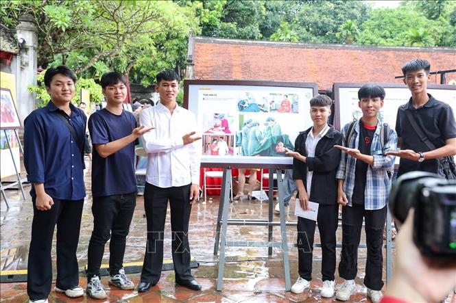 Các tác giả trẻ tại Festival Nhiếp ảnh trẻ 2025. Ảnh: Khánh Hoà - TTXVN