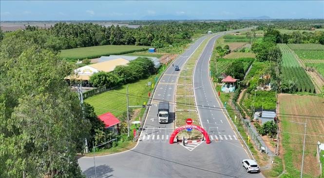Dự án có điểm đầu tại nút giao với đường tỉnh 954 thuộc phường Tân Châu đến điểm cuối tại nút giao với Quốc lộ 91 thuộc phường Châu Đốc, tỉnh An Giang, với tổng chiều dài toàn tuyến hơn 20km. Ảnh: Công Mạo-TTXVN