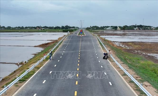 Tuyến chính là đường cấp III đồng bằng có vận tốc thiết kế 80km/h; riêng đoạn cầu Châu Đốc vận tốc thiết kế 60km/h. Ảnh: Công Mạo-TTXVN