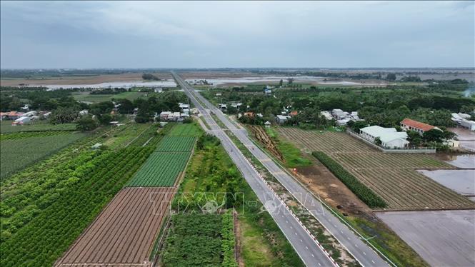 Đây là đoạn cuối của tuyến Quốc lộ N1 đi qua tỉnh An Giang kết nối các với tỉnh Đồng Tháp và các tỉnh tỉnh trong khu vực Đồng bằng sông Cửu Long. Ảnh: Công Mạo-TTXVN
