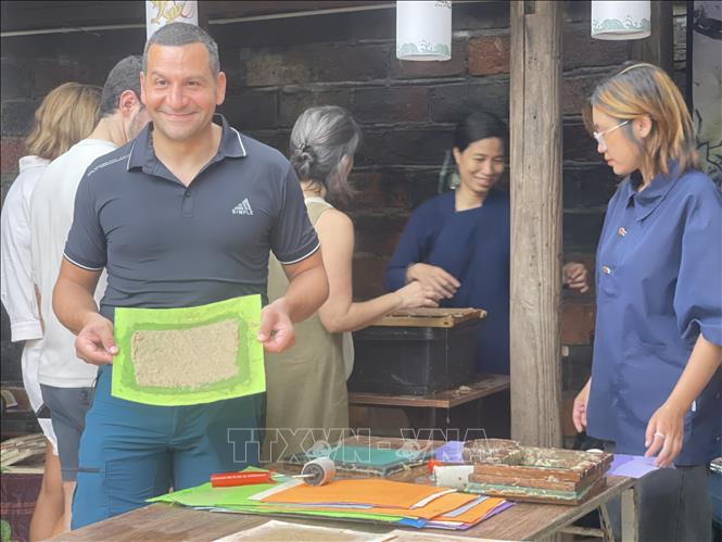 The reading-culture space of Hanoi’s iconic Van Mieu-Quoc Tu Giam is inaugurated at nearby Van Lake on August 18 to mark the 80th anniversary of the country’s August Revolution and National Day. VNA Photo: Tuyết Mai