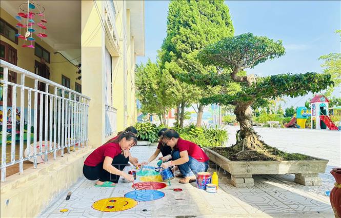 Các cô giáo trường Mầm non Lý Nam Đế (xã Hồng Minh) trang trí trường lớp trước năm học mới. Ảnh: Thu Hoài - TTXVN