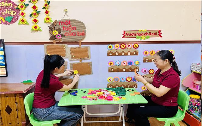 Giáo viên trường Mầm non Lý Nam Đế (xã Hồng Minh) trang trí trường lớp trước năm học mới. Ảnh: Thu Hoài - TTXVN