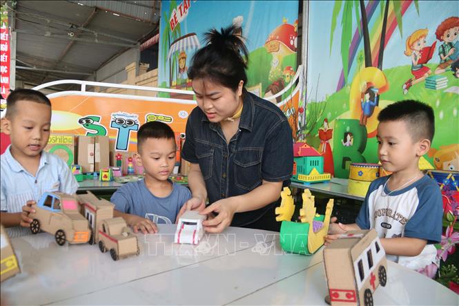 Một giờ học STEAM của cô và trò trường Mầm non Bùi Hữu Diên (xã Hồng Minh). Ảnh: Thu Hoài - TXTVN