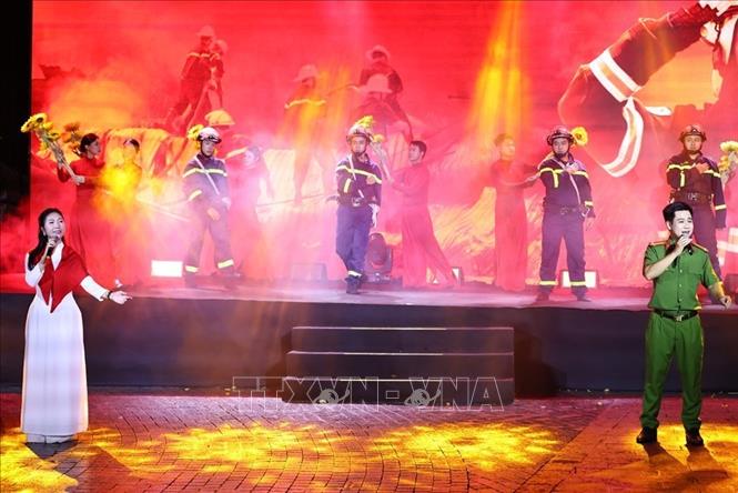 Các tiết mục nghệ thuật của Đoàn nghệ thuật Công an thành phố Hà Nội tại sân khấu khu vực Vườn hoa Ngã tư Hàng Khay - Đinh Tiên Hoàng. Ảnh: Minh Đức – TTXVN