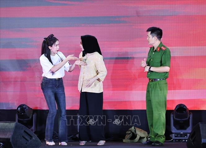 Biểu diễn kịch đường phố của Nhà hát Kịch Công an nhân dân tại sân khấu Tượng đài Cảm tử. Ảnh: Minh Đức – TTXVN