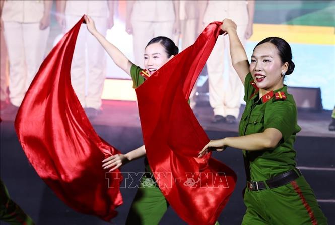 Các tiết mục nghệ thuật đặc sắc của  Đoàn nghệ thuật Công an thành phố Hà Nội tại sân khấu khu vực Vườn hoa Ngã tư Hàng Khay - Đinh Tiên Hoàng. Ảnh: Minh Đức – TTXVN