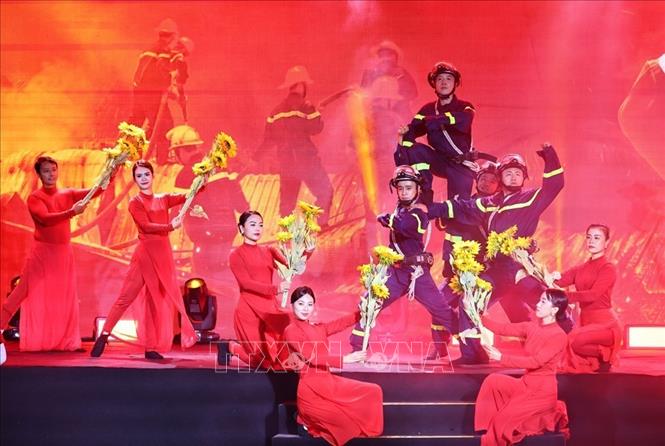 Các tiết mục nghệ thuật đặc sắc của  Đoàn nghệ thuật Công an thành phố Hà Nội tại sân khấu khu vực Vườn hoa Ngã tư Hàng Khay - Đinh Tiên Hoàng. Ảnh: Minh Đức – TTXVN