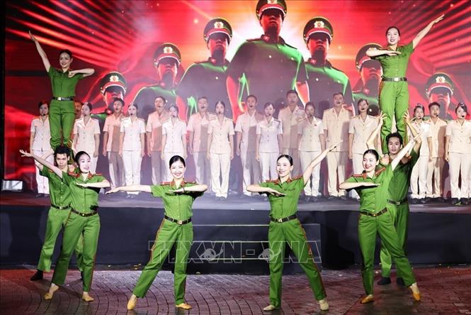 Các tiết mục nghệ thuật đặc sắc của  Đoàn nghệ thuật Công an thành phố Hà Nội tại sân khấu khu vực Vườn hoa Ngã tư Hàng Khay - Đinh Tiên Hoàng. Ảnh: Minh Đức – TTXVN