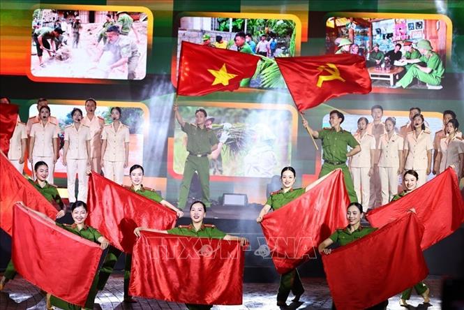 Các tiết mục nghệ thuật đặc sắc của  Đoàn nghệ thuật Công an thành phốHà Nội tại sân khấu khu vực Vườn hoa Ngã tư Hàng Khay - Đinh Tiên Hoàng. Ảnh: Minh Đức – TTXVN