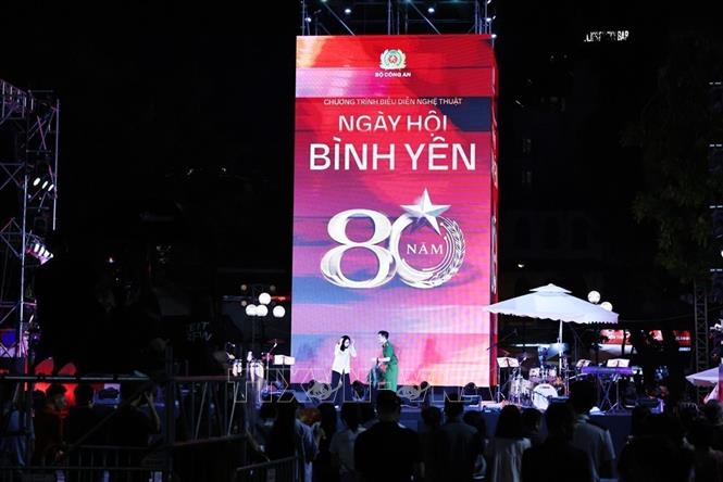 Biểu diễn kịch đường phố của Nhà hát Kịch Công an nhân dân tại sân khấu Tượng đài Cảm tử. Ảnh: Minh Đức – TTXVN