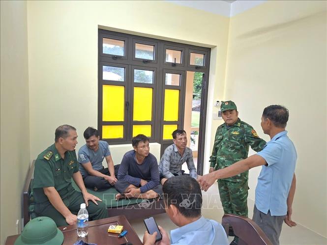 10 thuyền viên được Đồn Biên phòng Đảo Trần (Quảng Ninh) chăm sóc sức khỏe. Ảnh: TTXVN phát