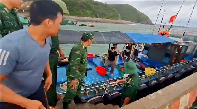 Các thuyền viên được Đồn Biên phòng Đảo Trần tiếp nhận. Ảnh: TTXVN phát