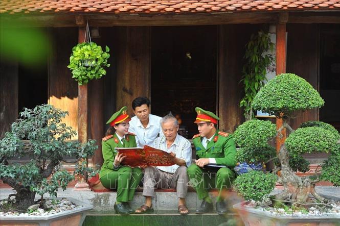 Công an chính quy xã Trường Yên, huyện Hoa Lư từng bước xây dựng lực lượng công an gần dân, sát dân trong công tác và chiến đấu. Ảnh: Minh Đức - TTXVN