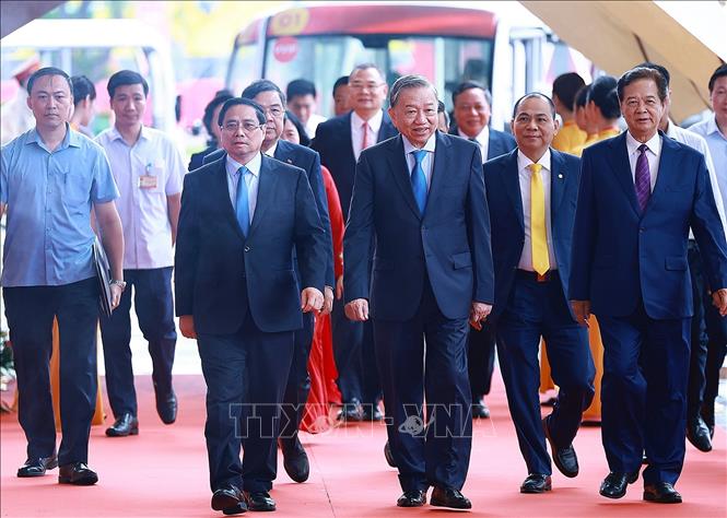 Tổng Bí thư Tô Lâm và Thủ tướng Phạm Minh Chính đến dự và chủ trì tại điểm cầu Trung tâm Triển lãm Việt Nam. Ảnh: Dương Giang-TTXVN 
