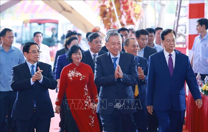 Tổng Bí thư Tô Lâm và Thủ tướng Phạm Minh Chính đến dự và chủ trì tại điểm cầu Trung tâm Triển lãm Việt Nam. Ảnh: Dương Giang-TTXVN 
