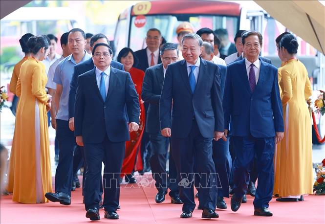 Tổng Bí thư Tô Lâm và Thủ tướng Phạm Minh Chính đến dự và chủ trì tại điểm cầu Trung tâm Triển lãm Việt Nam. Ảnh: Dương Giang-TTXVN 
