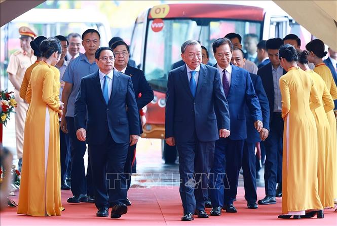 Tổng Bí thư Tô Lâm và Thủ tướng Phạm Minh Chính đến dự và chủ trì tại điểm cầu  Trung tâm Triển lãm Việt Nam. Ảnh: Dương Giang-TTXVN 
