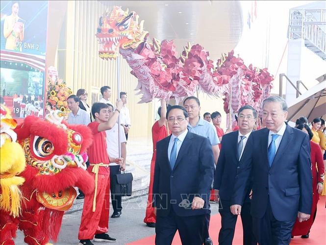 Tổng Bí thư Tô Lâm và Thủ tướng Phạm Minh Chính đến dự và chủ trì tại điểm cầu  Trung tâm Triển lãm Việt Nam. Ảnh: Thống Nhất - TTXVN