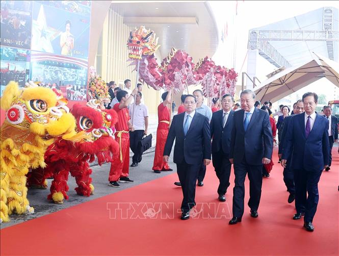 Tổng Bí thư Tô Lâm và Thủ tướng Phạm Minh Chính đến dự và chủ trì tại điểm cầu  Trung tâm Triển lãm Việt Nam. Ảnh: Thống Nhất - TTXVN