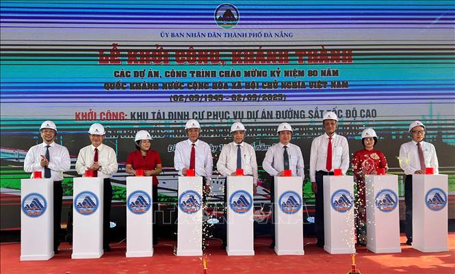 Các đại biểu bấm nút khởi công dự án khu tái định cư đường sắt tốc độ cao địa phận thành phố Đà Nẵng. Ảnh: Trần Tĩnh - TTXVN