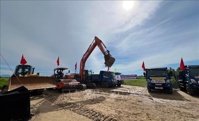 Máy móc thiết bị khởi công dự án khu tái định cư đường sắt tốc độ cao địa phận thành phố Đà Nẵng. Ảnh: Trần Tĩnh - TTXVN
