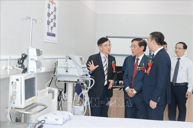 Đại biểu tham quan các khoa, phòng chức năng của Bệnh viện. Ảnh: Minh Quyết - TTXVN