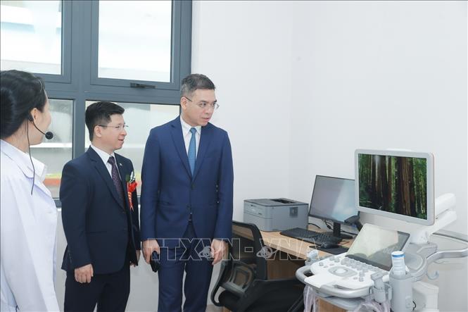 Đại biểu tham quan các khoa, phòng chức năng của Bệnh viện. Ảnh: Minh Quyết - TTXVN