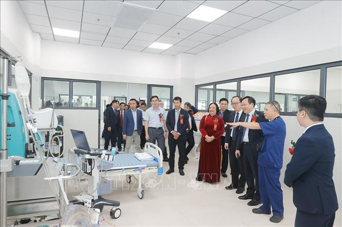 Đại biểu tham quan các khoa, phòng chức năng của Bệnh viện. Ảnh: Minh Quyết - TTXVN