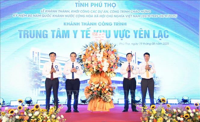 Phó Bí thư Tỉnh ủy Bùi Huy Vĩnh  (thứ 2 phải sang )và Phó Chủ tịch UBND tỉnh Nguyễn Khắc Hiếu (tđầu tiên phải sang) chúc mừng Trung tâm Y tế khu vực Yên Lạc. Ảnh: Hoàng Hùng -TTXVN
