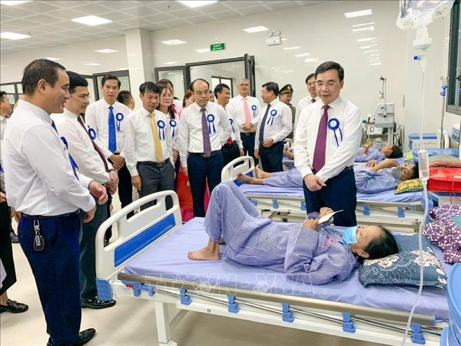 Phó Bí thư Tỉnh ủy Bùi Huy Vĩnh tặng quà cho bệnh nhân có hoàn cảnh khó khăn tại Trung tâm Y tế khu vực Yên Lạc. Ảnh: Hoàng Hùng -TTXVN