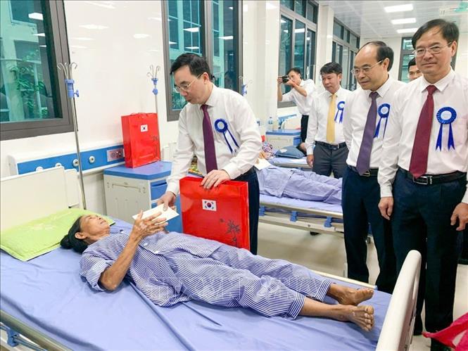 Phó Bí thư Tỉnh ủy Bùi Huy Vĩnh tặng quà cho bệnh nhân có hoàn cảnh khó khăn tại Trung tâm Y tế khu vực Yên Lạc. Ảnh: Hoàng Hùng -TTXVN