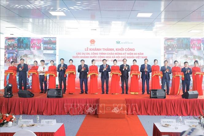 Đại biểu thực hiện nghi thức cắt băng khánh thành bệnh viện Nhi Trung ương cơ sở 2. Ảnh: Minh Quyết - TTXVN