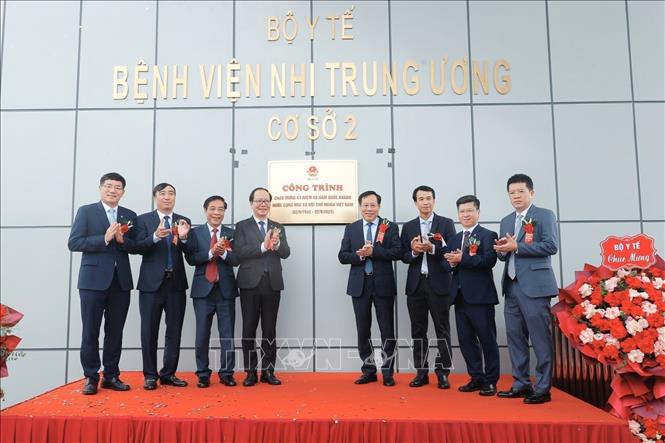 Đại biểu thực hiện nghi thức gắn biển công trình. Ảnh: Minh Quyết - TTXVN