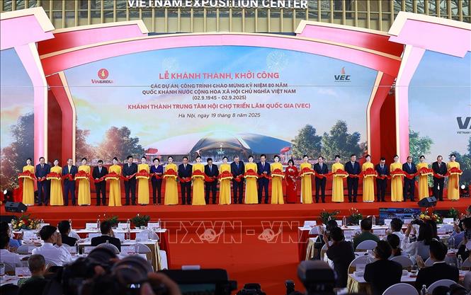 Tổng Bí thư Tô Lâm và Thủ tướng Phạm Minh Chính và các đại biểu khởi công, khánh thành các dự án, công trình trên 34 tỉnh, thành phố trên cả nước. Ảnh: Dương Giang-TTXVN 
