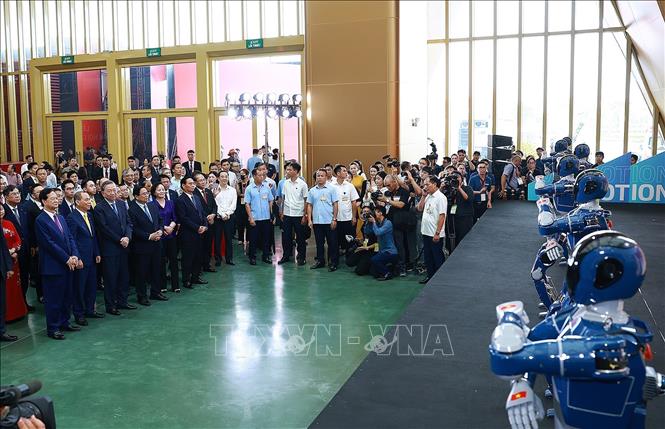 Tổng Bí thư Tô Lâm và Thủ tướng Phạm Minh Chính tham quan trưng bày thành tựu của đất nước tại Trung tâm Triển lãm Việt Nam. Ảnh: Dương Giang-TTXVN 
