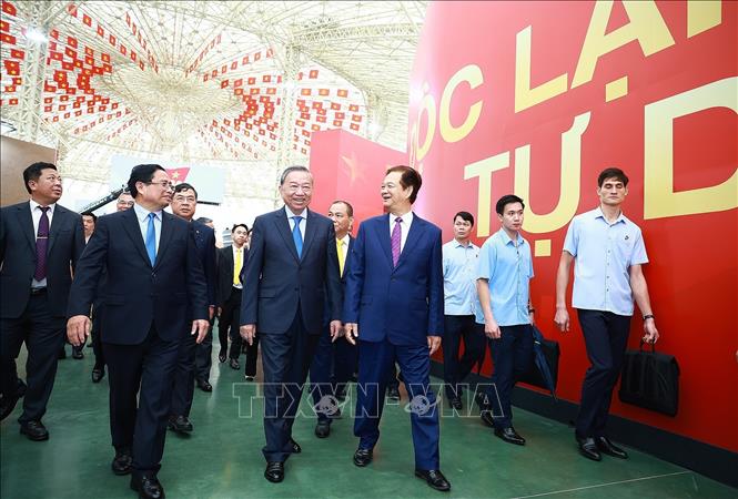 Tổng Bí thư Tô Lâm và Thủ tướng Phạm Minh Chính tham quan trưng bày thành tựu của đất nước tại Trung tâm Triển lãm Việt Nam. Ảnh: Dương Giang-TTXVN 
