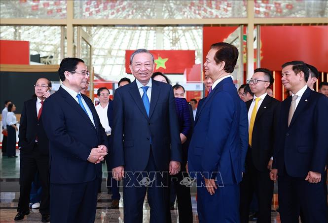 Tổng Bí thư Tô Lâm và Thủ tướng Phạm Minh Chính tham quan trưng bày thành tựu của đất nước tại Trung tâm Triển lãm Việt Nam. Ảnh: Dương Giang-TTXVN 
