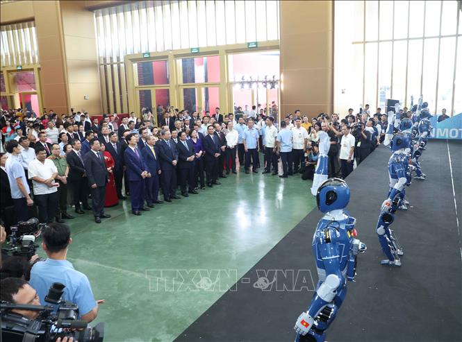 Tổng Bí thư Tô Lâm, Thủ tướng Phạm Minh Chính và các đại biểu tham quan Trung tâm Triển lãm Việt Nam. Ảnh: Thống Nhất-TTXVN