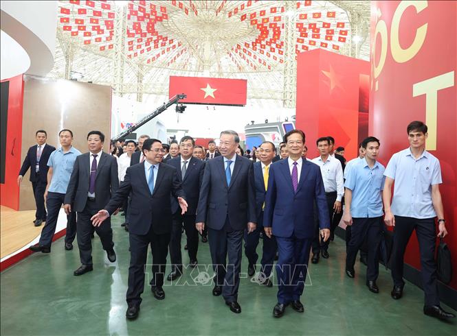 Tổng Bí thư Tô Lâm, Thủ tướng Phạm Minh Chính và các đại biểu tham quan Trung tâm Triển lãm Việt Nam. Ảnh: Thống Nhất-TTXVN