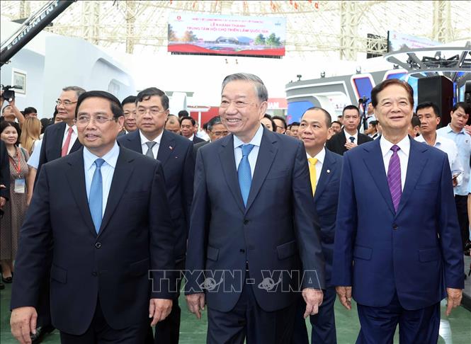 Tổng Bí thư Tô Lâm, Thủ tướng Phạm Minh Chính và các đại biểu tham quan Trung tâm Triển lãm Việt Nam . Ảnh: Thống Nhất-TTXVN