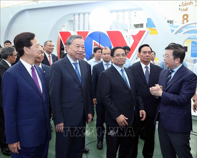 Tổng Bí thư Tô Lâm, Thủ tướng Phạm Minh Chính và các đại biểu tham quan Trung tâm Triển lãm Việt Nam Ảnh: Thống Nhất-TTXVN