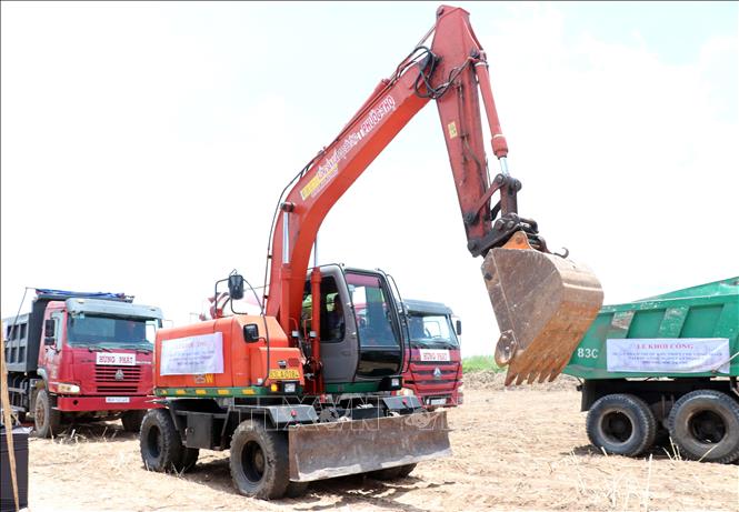 Phương tiện máy móc được tập trung thực hiện dự án nhà ở xã hội tại lễ khởi công. Ảnh: Trung Hiếu. TTXVN